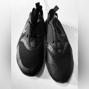 Boys Nike Size 6 Slip on shoes